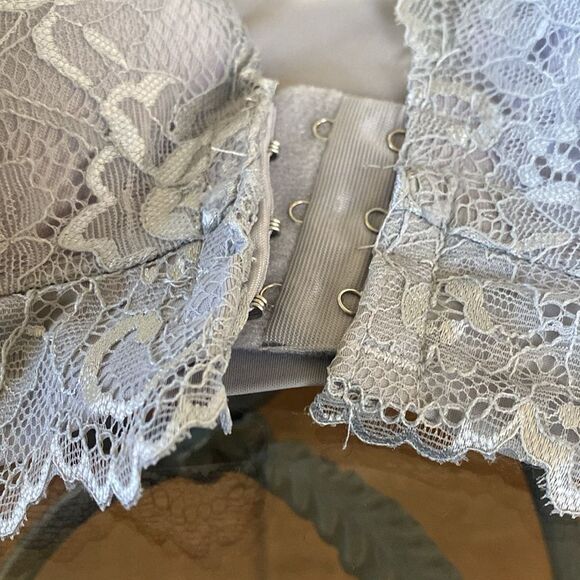 Elegant Lace Bra in Light Gray, adj front hook, smooth back, wide straps. New - Picture 2 of 5